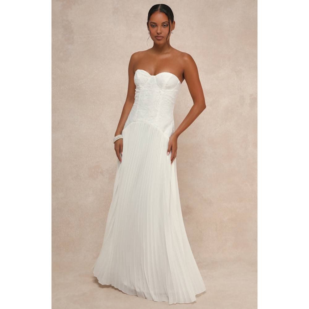 Lulus Divine Devotion White Dress - S
NWT!! Sold out online!